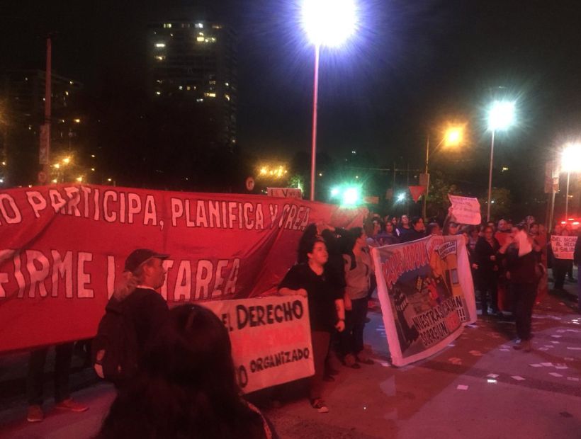 Pobladores llegaron al frontis de TVN para protestar en la previa del debate