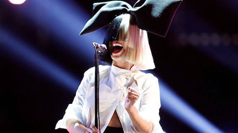 Sia compartió desnudo en las redes tras percartarse de que imagen se vendía en internet