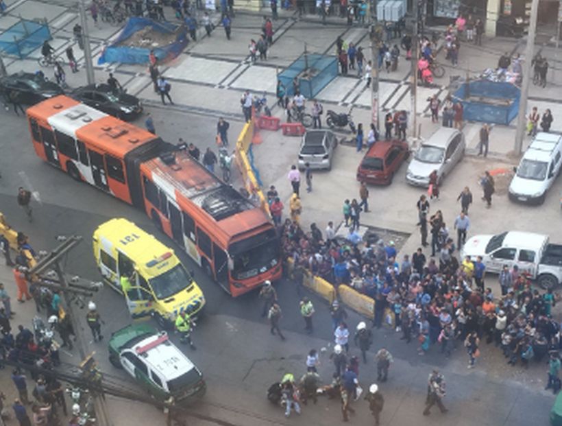 Confuso incidente en Plaza de Maipú termina con carabinero atropellado y varios peatones heridos