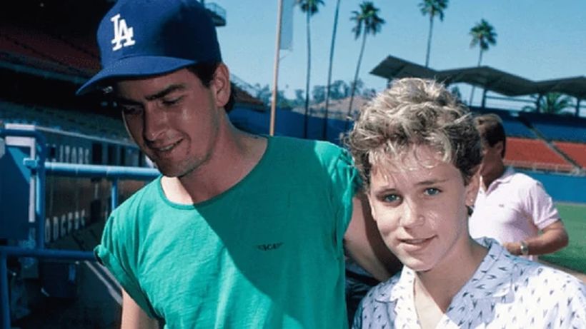 Acusan a Charlie Sheen de violar al actor Corey Haim cuando tenía 13 años