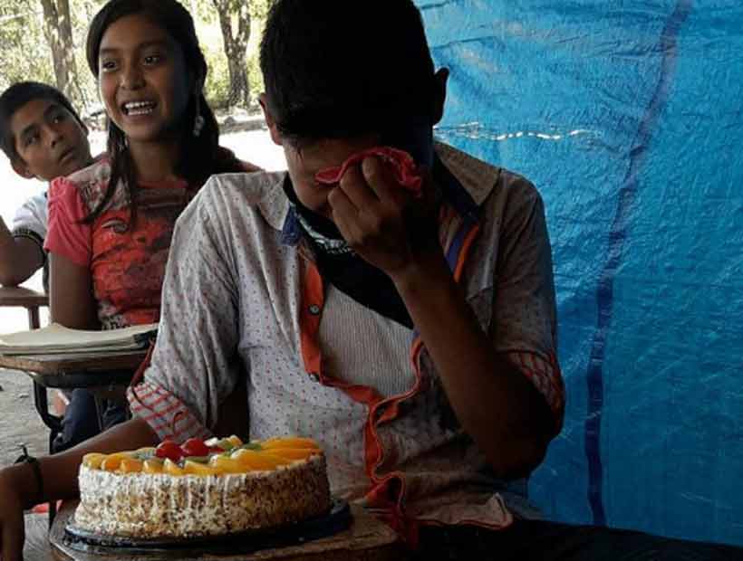 Niño recibió por primera vez una torta de cumpleaños y estalló en llanto