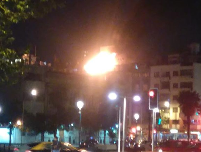 Incendio afectó a un departamento en edificio de Santiago Centro