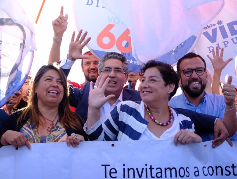 Beatriz Sánchez cerró su campaña con volanteos y arengas en Santiago