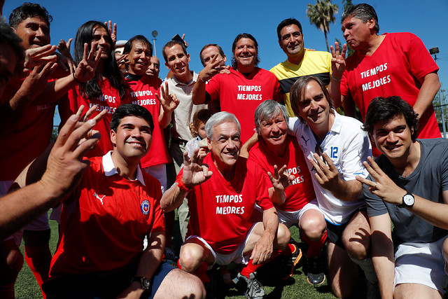 [GALERÍA] Piñera organizó partido con exfiguras del fútbol profesional