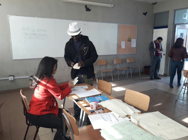 Liceo Jorge Alessandri de Calama tuvo al primer votante extranjero de la ciudad