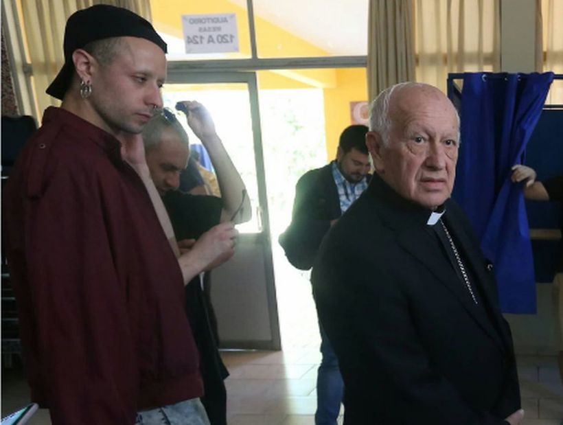El momento del cardenal Ezzati votando junto a conocido transformista se volvió viral