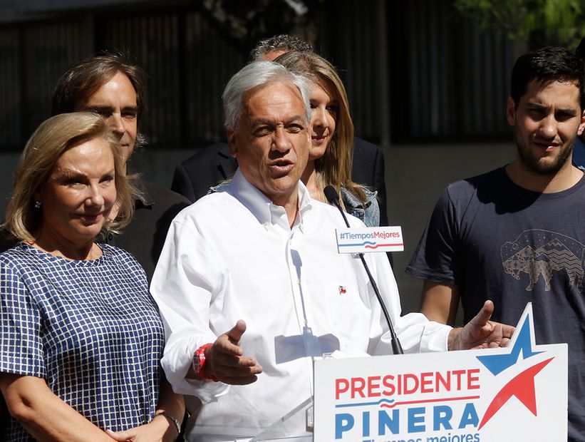 Se viralizó un empellón de Piñera a su esposa y llovieron las críticas en redes sociales