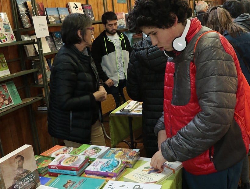 Feria del Libro de Chiloé se toma el salón parroquial de Castro