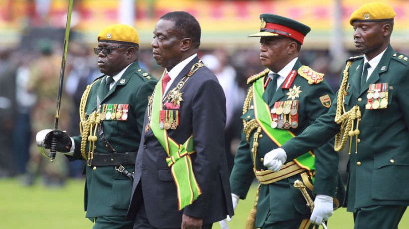 Emmerson Mnangagwa juró como presidente provisional de Zimbabue
