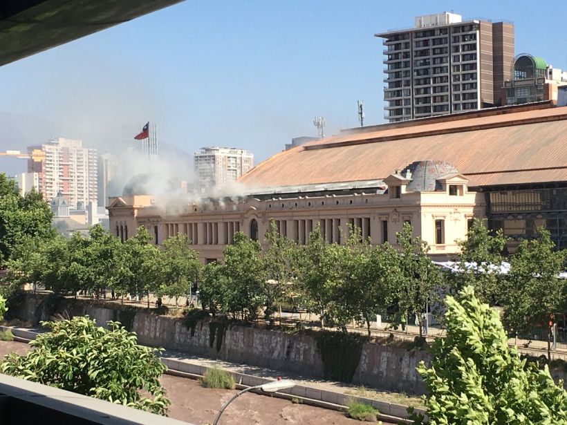 Incendio afecta al Centro Cultural Estación Mapocho
