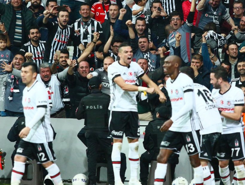 Besiktas de Gary Medel le ganó por 3-0 el clásico turco al Galatasaray