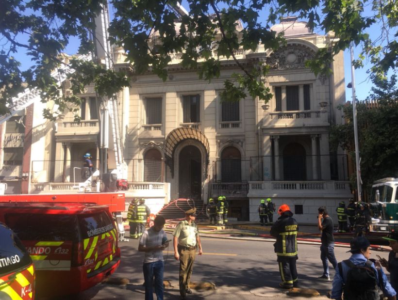 Bomberos controló incendio en el histórico Palacio Ariztía