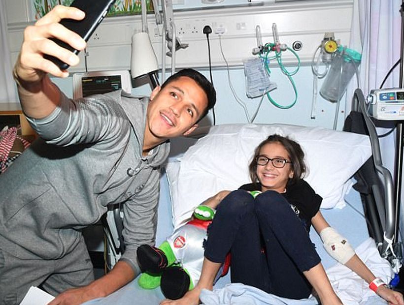 Alexis Sánchez encabezó visita del Arsenal a un hospital de Londres