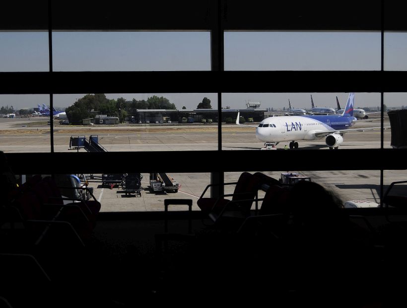 Chileno deportado desde Alemania robó un celular en el avión que lo trajo de regreso