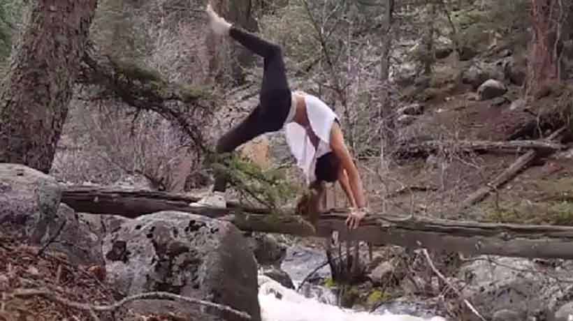 Hizo yoga sobre un árbol que cruza un río y casi muere ahogada
