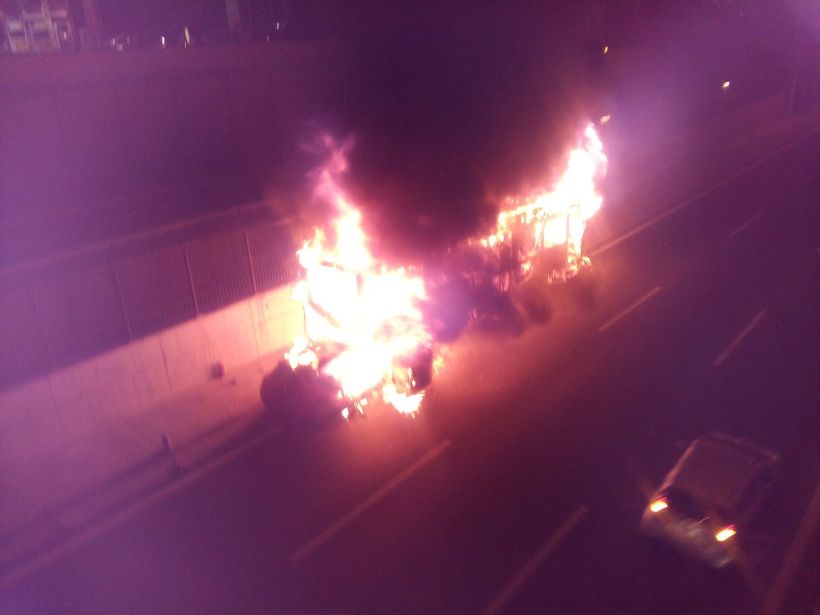 Un muerto dejó choque y posterior incendio en la autopista Vespucio Sur
