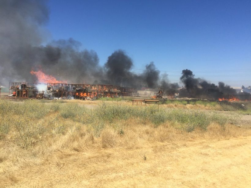 Incendio afecta a la fábrica de Fruna en Maipú