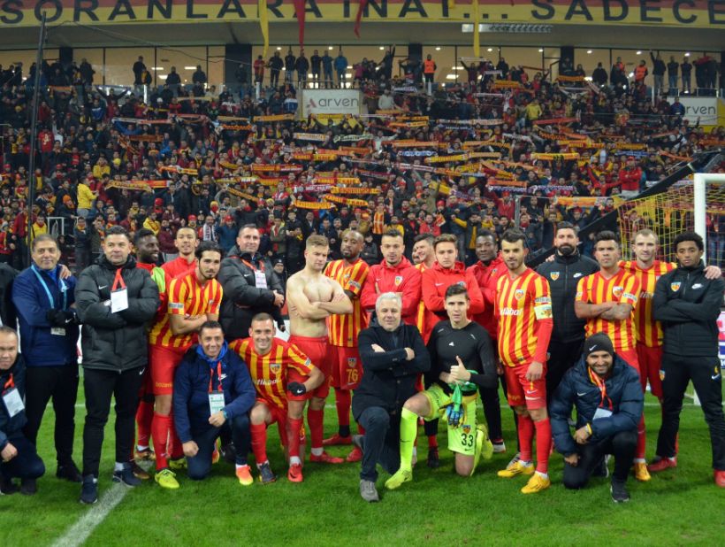 Duelo de chilenos en Turquía: Kayserispor de Espinoza empató 1-1 ante el Besiktas de Medel