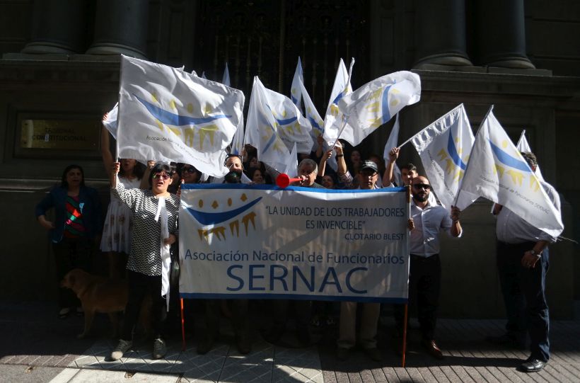 Funcionarios del Sernac protestaron en el TC ante eventual retiro de facultades sancionatorias