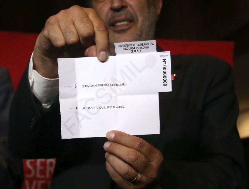 [FOTOS] Servel presentó la cédula electoral para la segunda vuelta