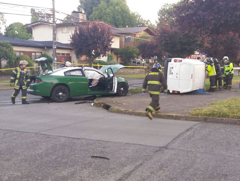 Cuatro lesionados dejó choque entre patrulla de Carabineros y furgón en