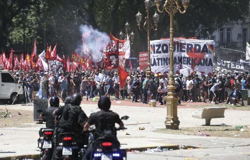 Huelga general y batalla campal rodean tenso debate de pensiones en Argentina