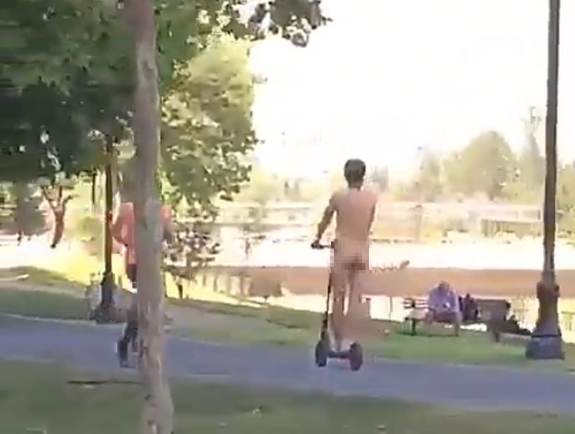 [VIDEO] Hombre desnudo se paseó en un scooter por pleno Providencia