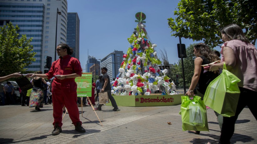 Greenpeace pedirá entregar bolsas plásticas de compras navideñas para colgarlas en árbol gigante