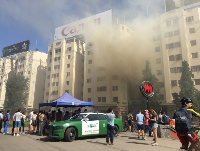 Incendio en edificio en Plaza Italia tiene a 10 compañías de bomberos trabajando