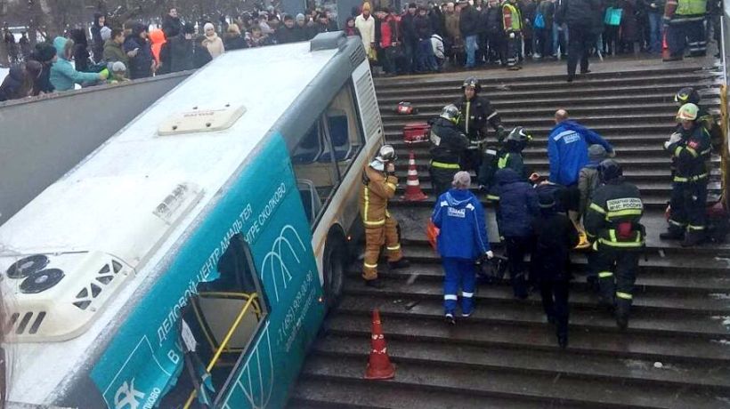 [VIDEO] Al menos 5 muertos por autobús municipal que chocó contra un pasaje subterráneo en Rusia