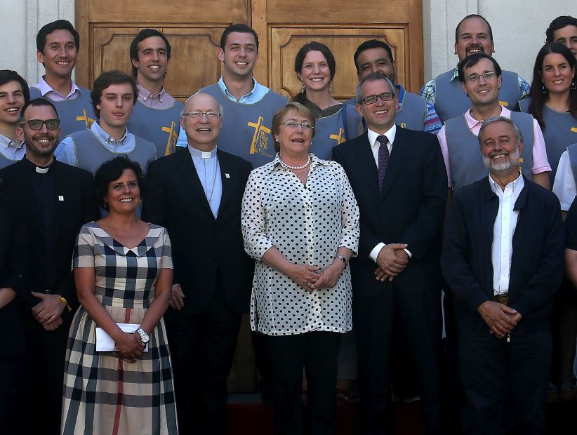 Bachelet recibió en La Moneda a voluntarios que participarán de la visita del Papa Francisco