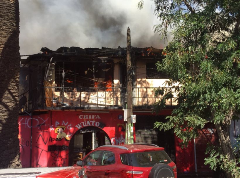 Incendio en Recoleta deja al menos cinco viviendas dañadas