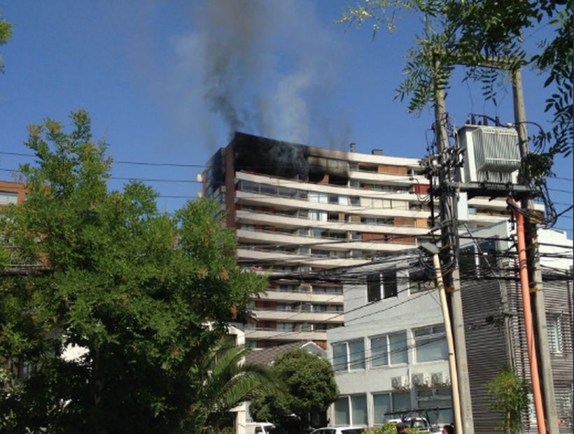 Incendio afectó edificio en la comuna de Providencia