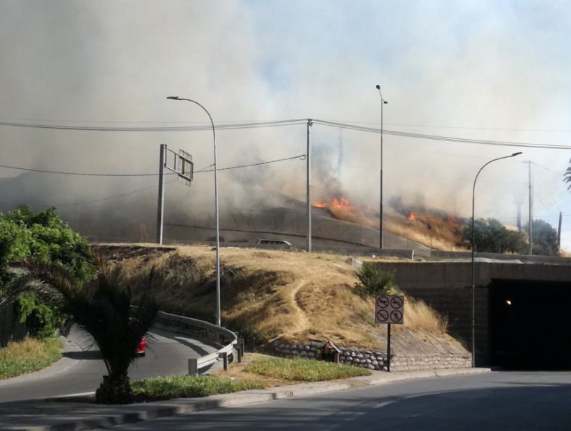 Incendio en Huechuraba: bomberos trabaja en el Cerro Montenegro