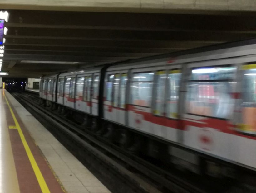 El Metro está disponible entre Tobalaba y San Pablo: una persona cayó a las vías
