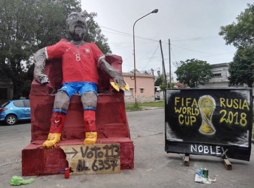 En Argentina quemaron el muñeco que personificaba a Arturo Vidal como tradición de Año Nuevo