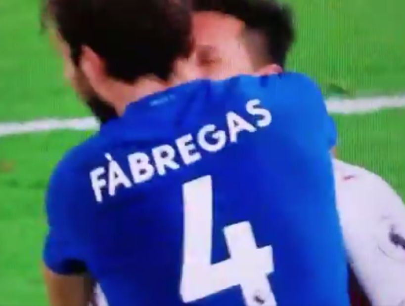 [VIDEO] La jugada que terminó con un abrazo entre Alexis Sánchez y Cesc Fàbregas