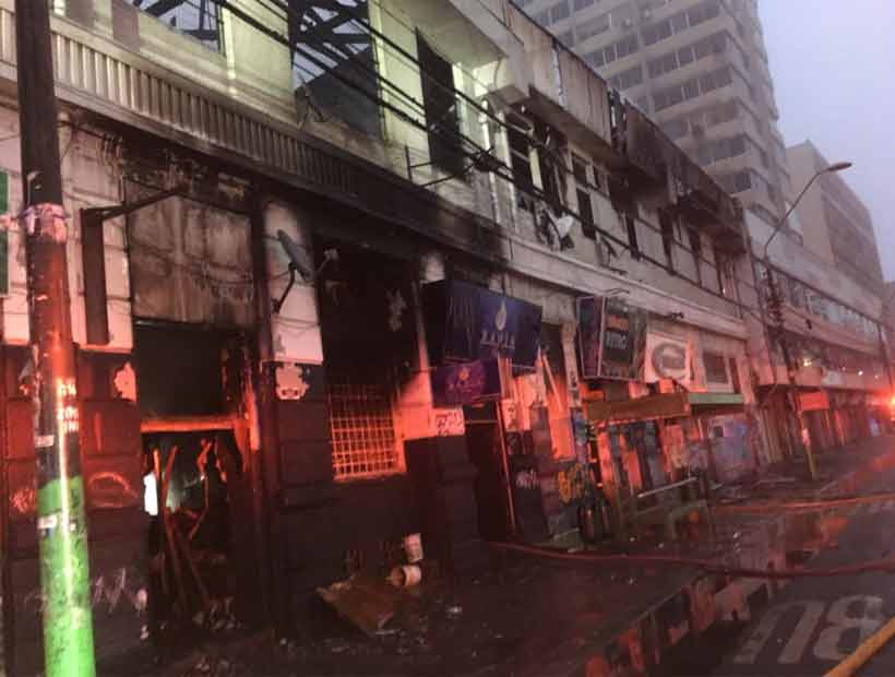 Incendio destruyó 12 locales nocturnos en Valparaíso: Carabineros investiga las causas