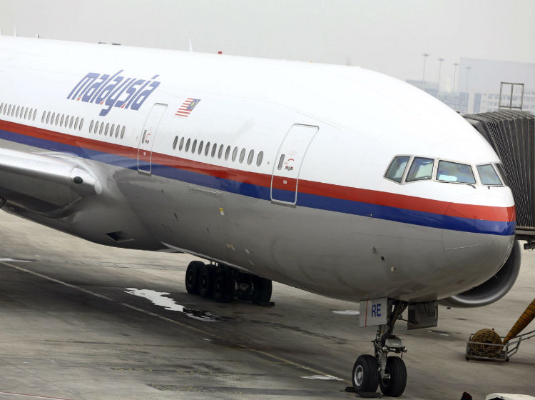 Malasia acuerda con compañía de EE.UU retomar búsqueda de avión desaparecido