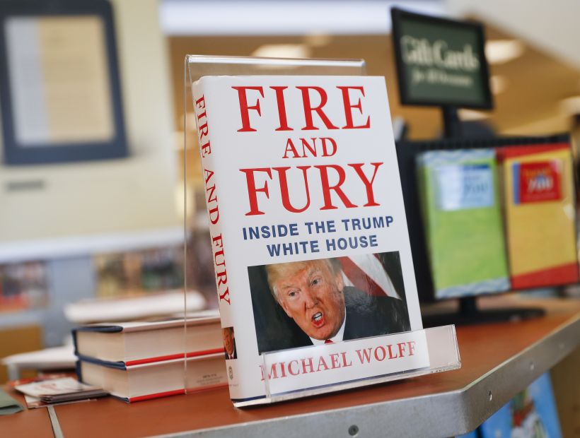 Trump y sus asesores insisten en su campaña contra el libro 