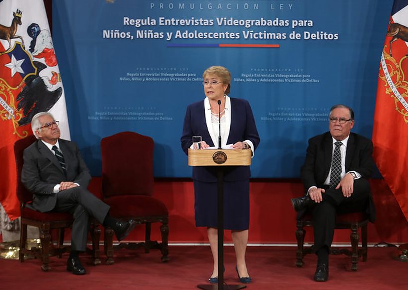 Bachelet promulgó la Ley de Entrevistas Videograbadas después de cuatro años de tramitación