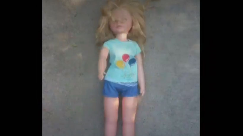 Daniela Castro atemorizada por muñeca que apareció en el patio de Pascual Fernández