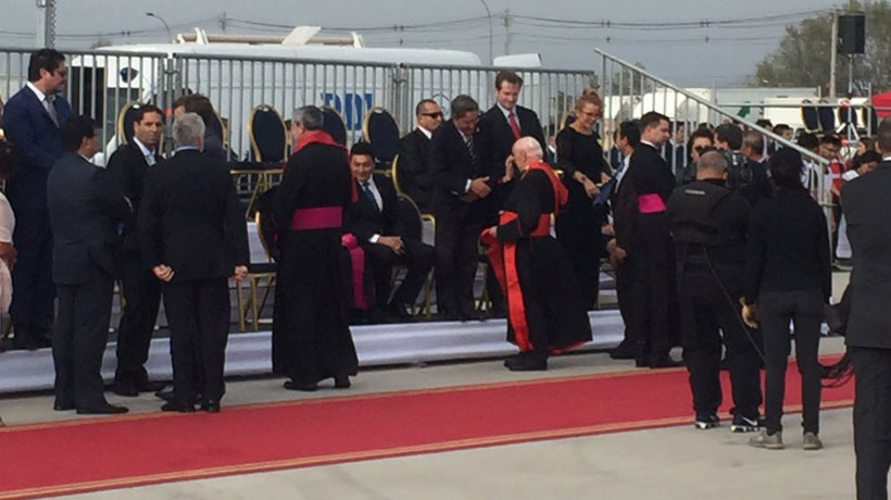 Cerca de las 19 horas, las autoridades de la Iglesia, encabezadas por el arzobispo de Santiago, Ricardo Ezzati, llegaron al terminal aéreo.
