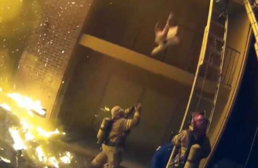 [VIDEO] Bombero atrapó a niño que fue lanzado de edificio en llamas
