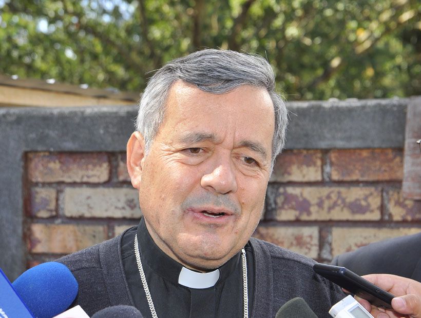 Obispo Barros se defendió de las críticas por su presencia en misa del Papa