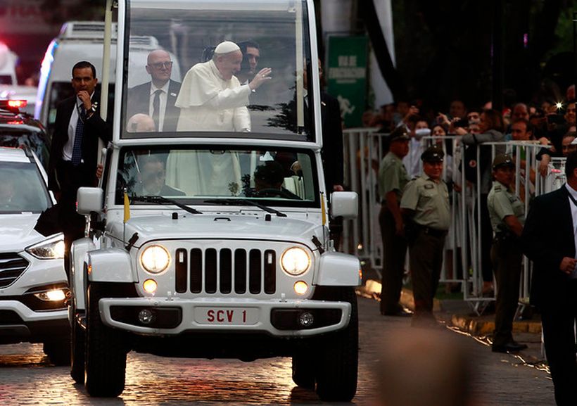 ¿Qué significa la sigla de la patente que usan los autos que trasladan al Papa?