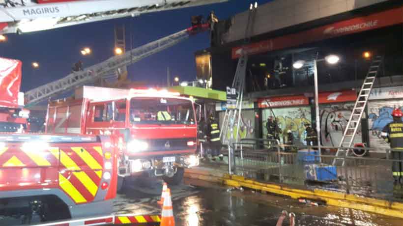 Incendio afectó a cuatro locales comerciales en Peñalolén
