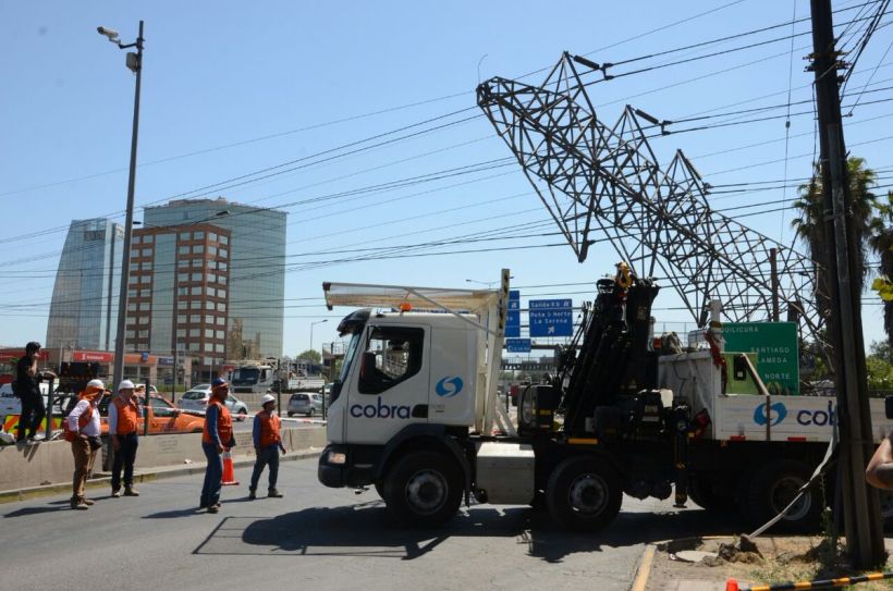 Corte de luz afectó a varias comunas de Santiago: un camión chocó con una torre de alta tensión