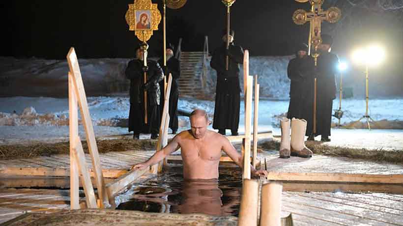 Vladímir Putin se bañó en aguas gélidas  para conmemorar rito religioso