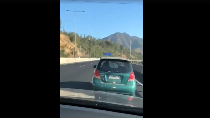 [VIDEO] Jóvenes chocaron un auto de forma intencional cuando transitaban por la Costanera Norte